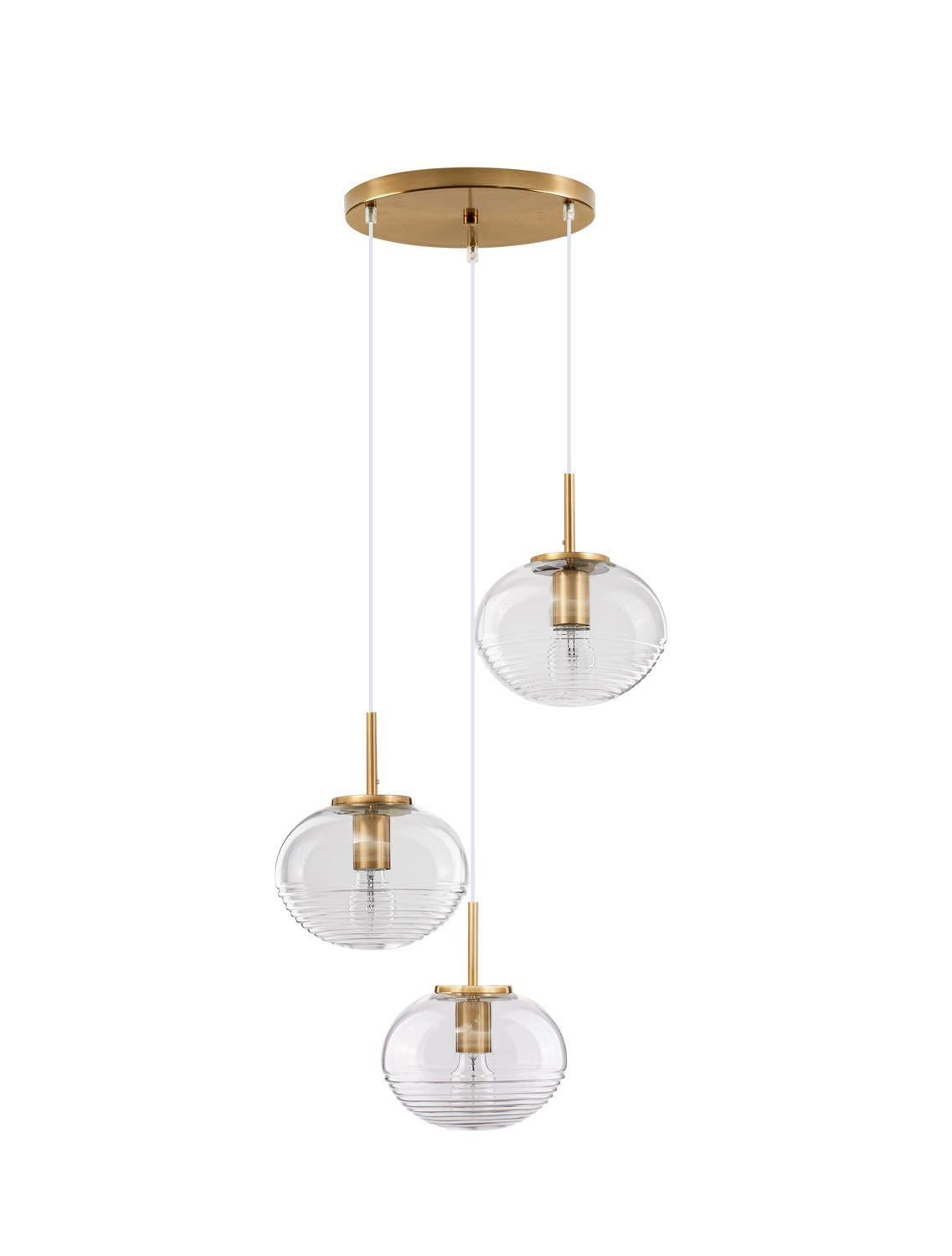 Produit de face sur fond blanc, trois abat-jours sphériques en verre transparent suspendus