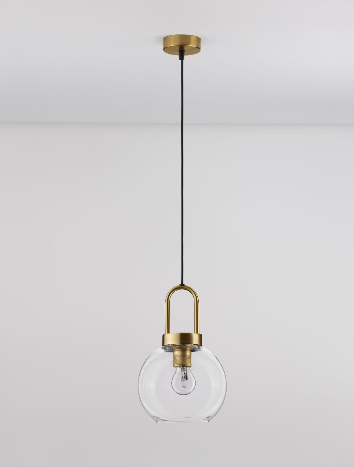 Suspension installée au plafond blanc, vue d'ensemble montrant la longueur du câble