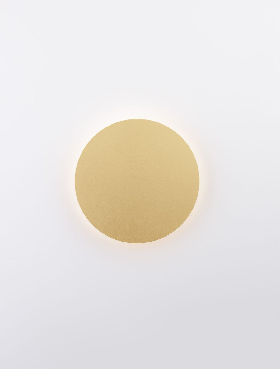 Disque doré allumé de face, halo de lumière chaude rayonnant autour
