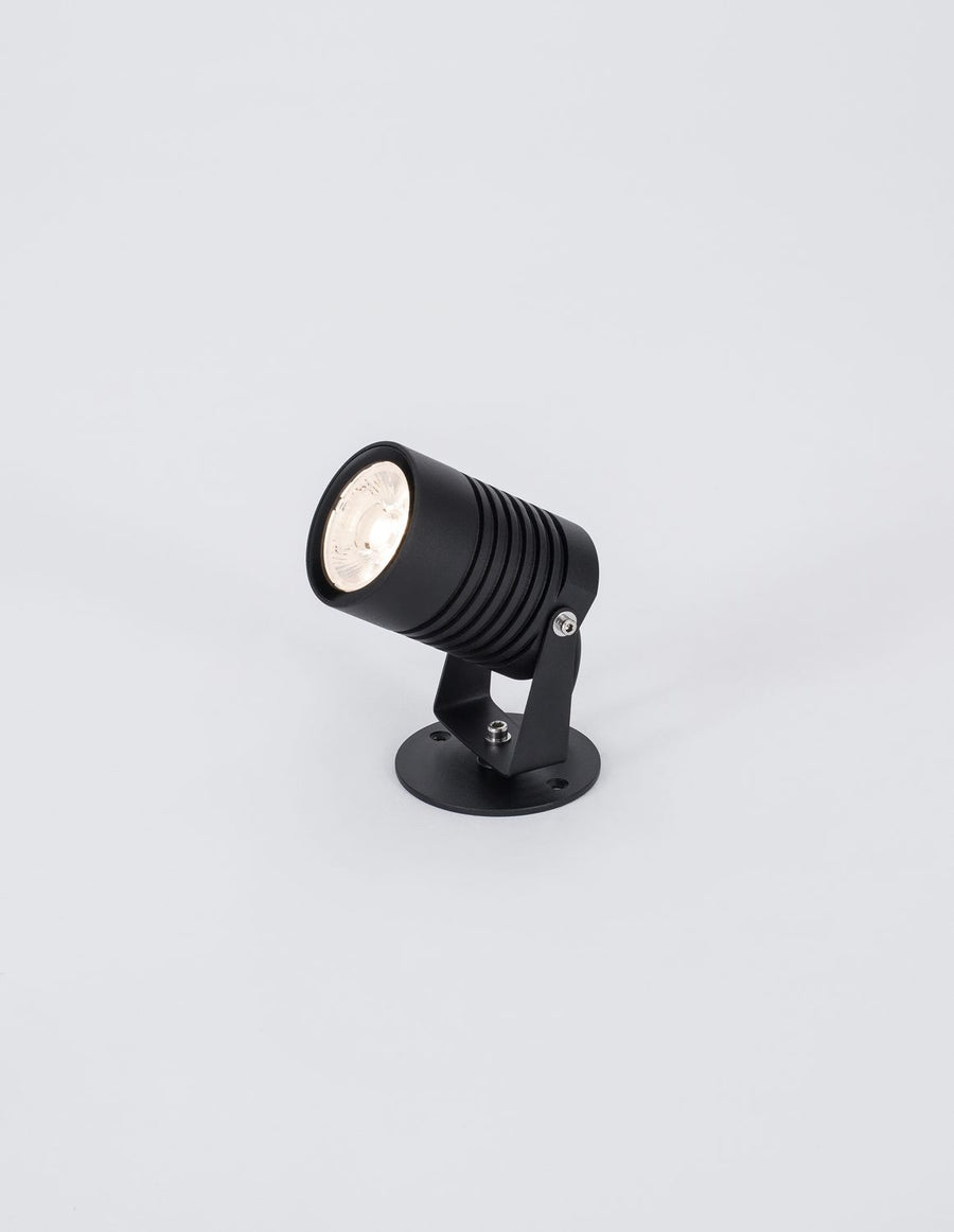 Vue trois quarts du projecteur orientable incliné vers le haut sur fond gris