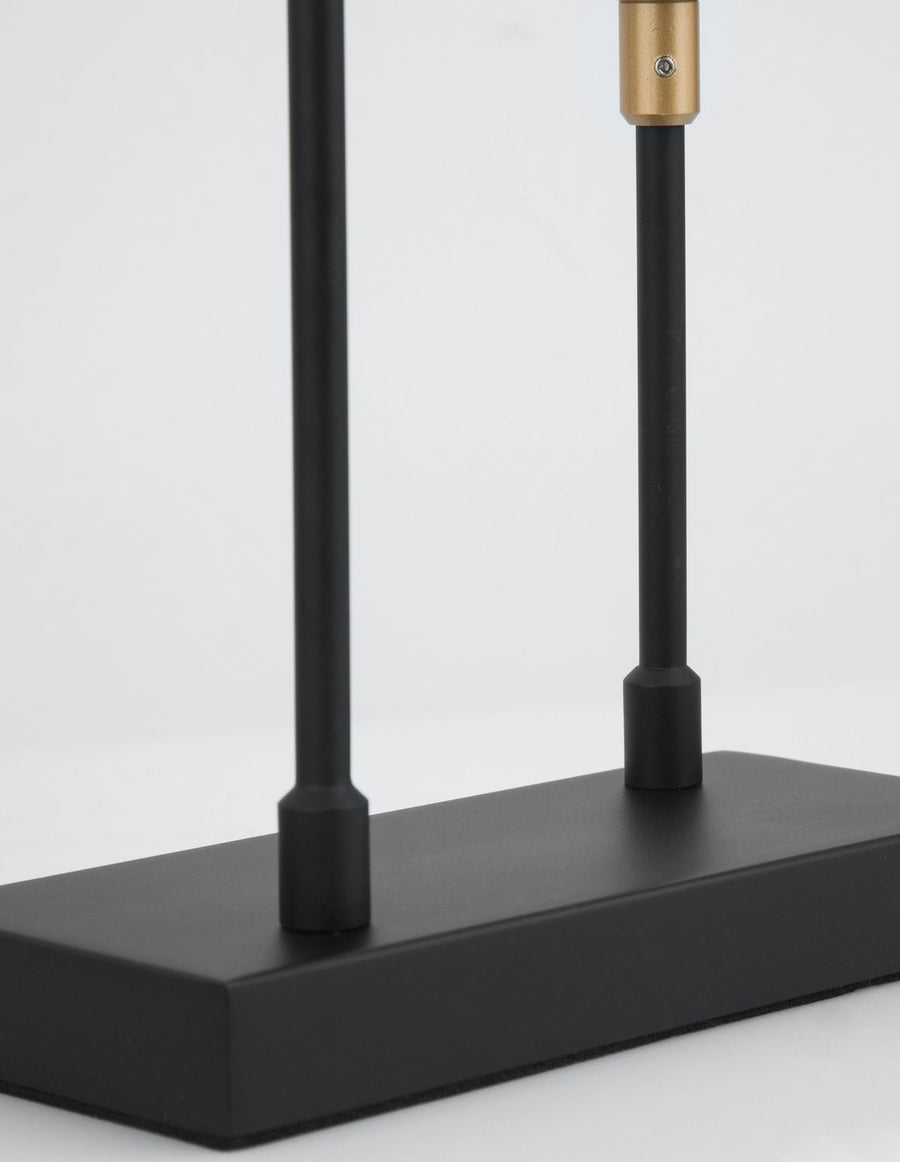 Détail de la base rectangulaire noire et des montants verticaux mats