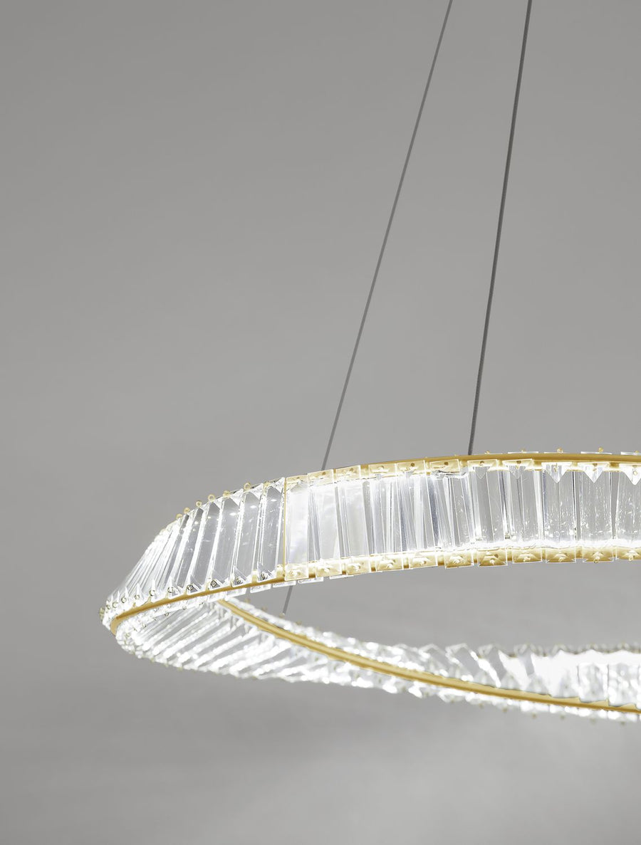 Détail rapproché de la finition, prismes de cristal et diodes lumineuses