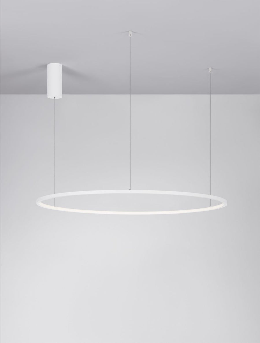 Vue d'ensemble du luminaire suspendu, anneau blanc fin et bloc cylindrique au plafond