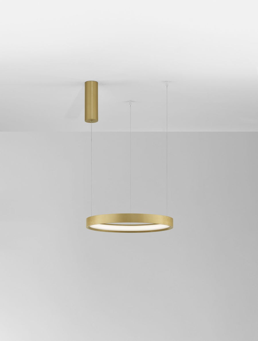 Vue d'ensemble du luminaire suspendu au plafond avec anneau doré et câbles fins