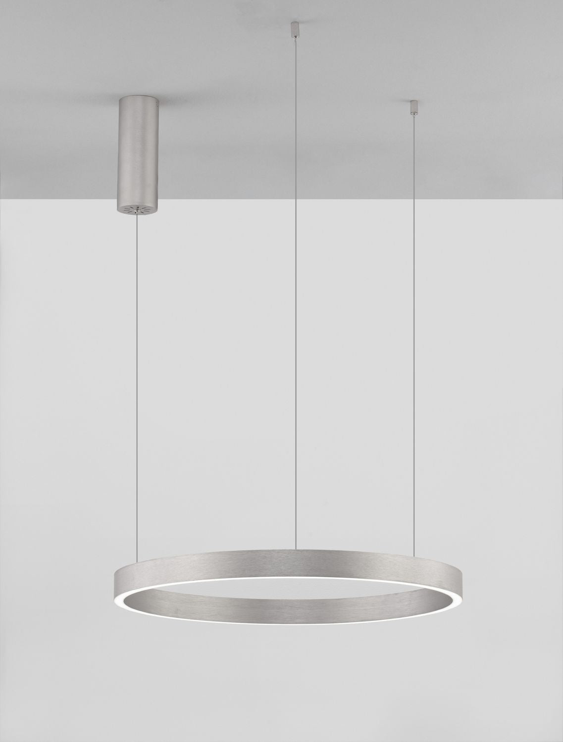 Suspension annulaire argentée vue de face, trois câbles fins, plafond gris