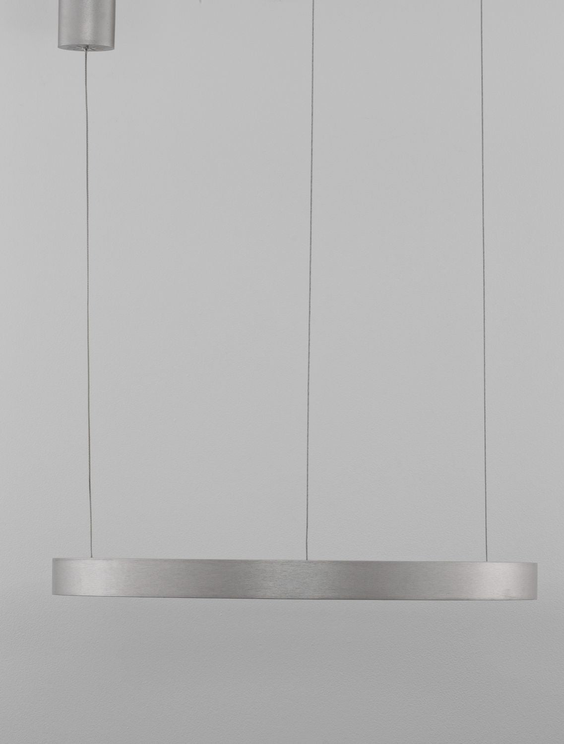 Profil de l'anneau en aluminium brossé et des câbles de suspension