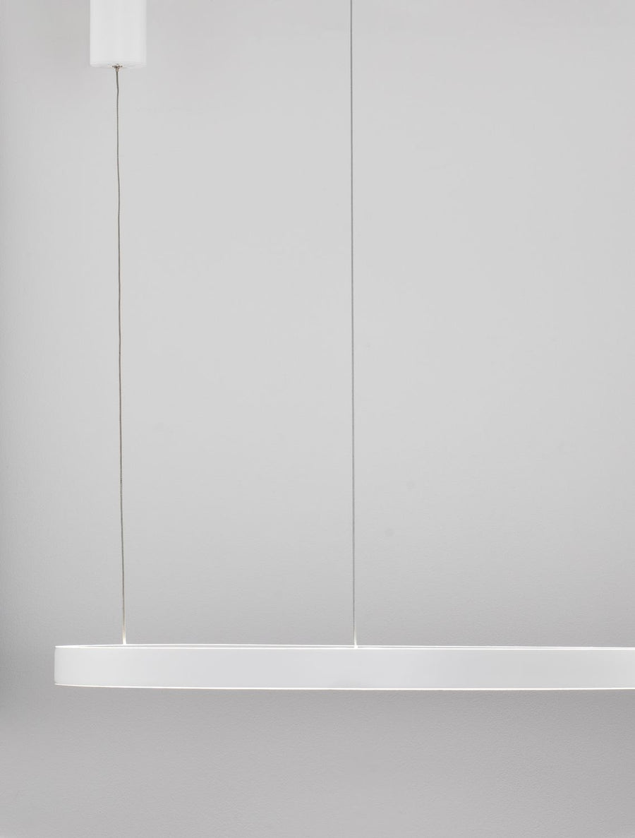 Vue de profil de l'anneau blanc réduit à une ligne horizontale épurée