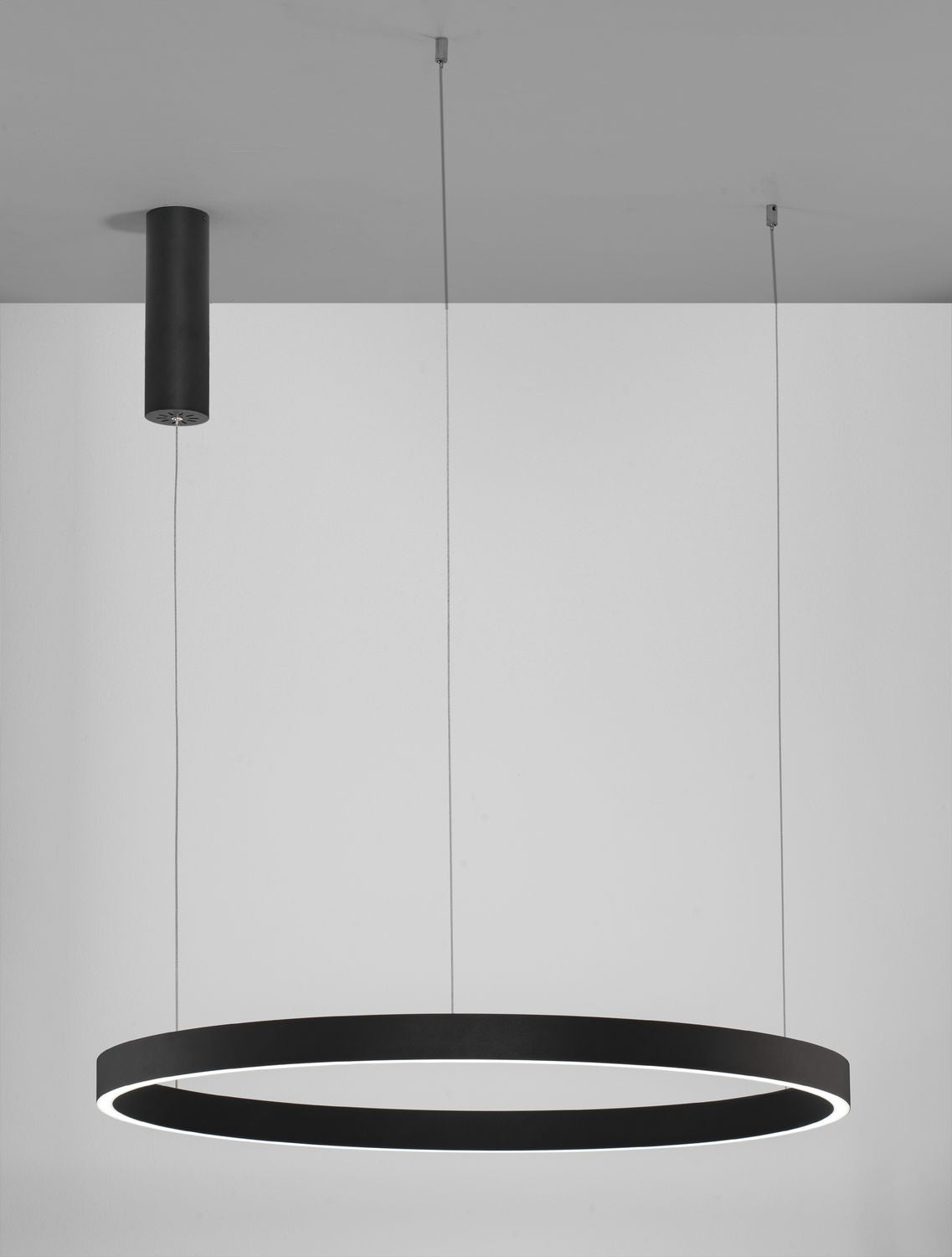 Vue de face du luminaire suspendu noir, anneau et cylindre fixés au plafond