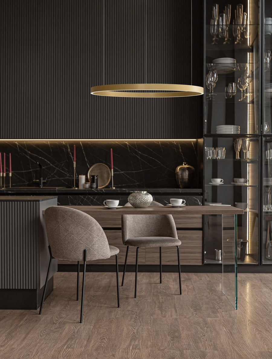 Suspension anneau dorée éclairée au-dessus d'une table de salle à manger contemporaine