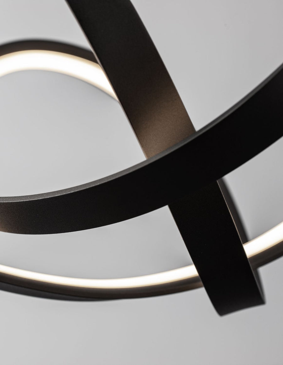 Détail rapproché des bandes métalliques noires croisées et du ruban LED