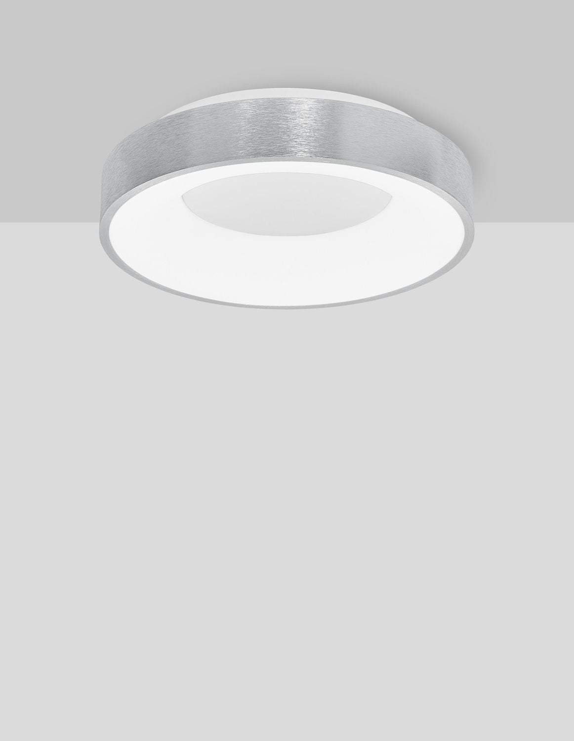 Plafonnier rond argenté vu de face, cerclage brossé et large diffuseur blanc