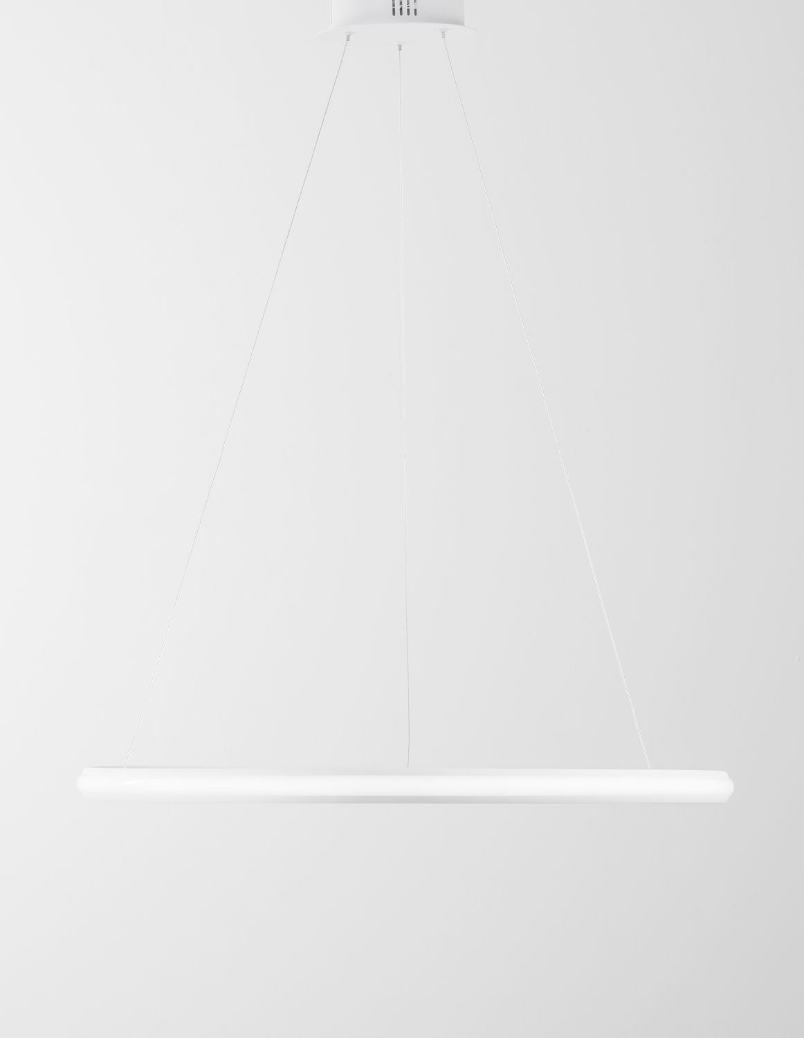 Autre profil du luminaire suspendu, câbles tendus et anneau horizontal blanc.