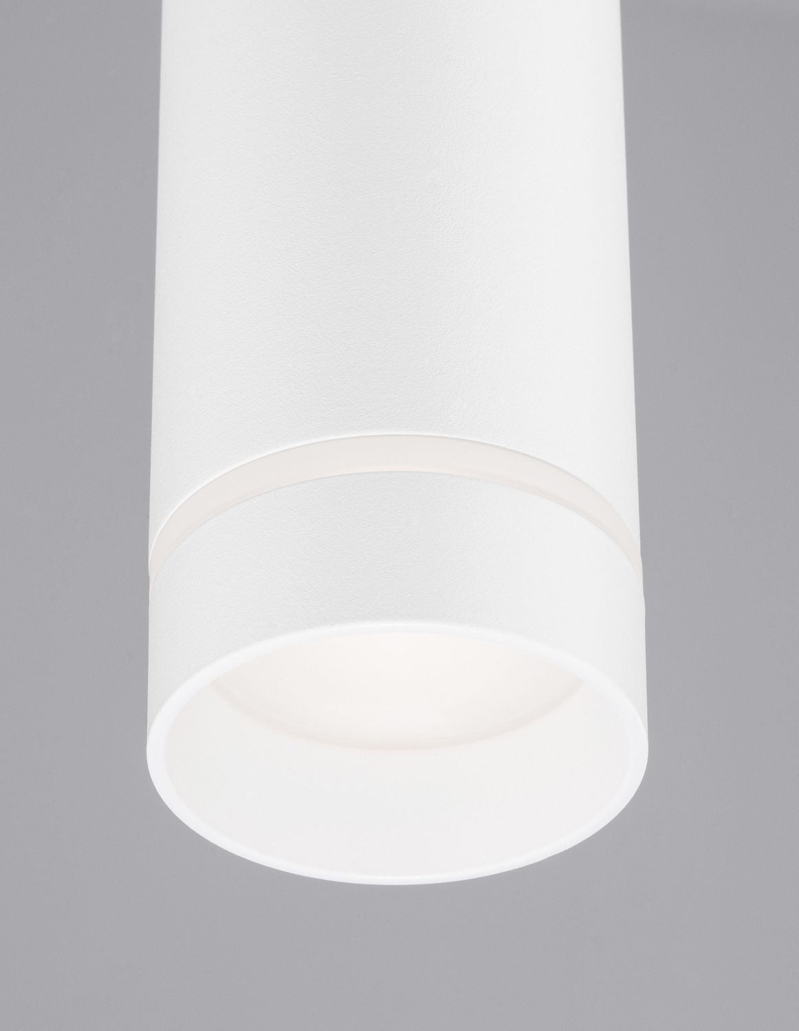 Détail rapproché du diffuseur blanc et de l'ouverture inférieure du luminaire