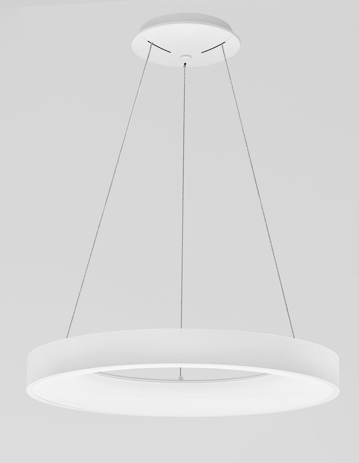 Vue d'ensemble de la suspension blanche sur fond gris, diffuseur annulaire allumé