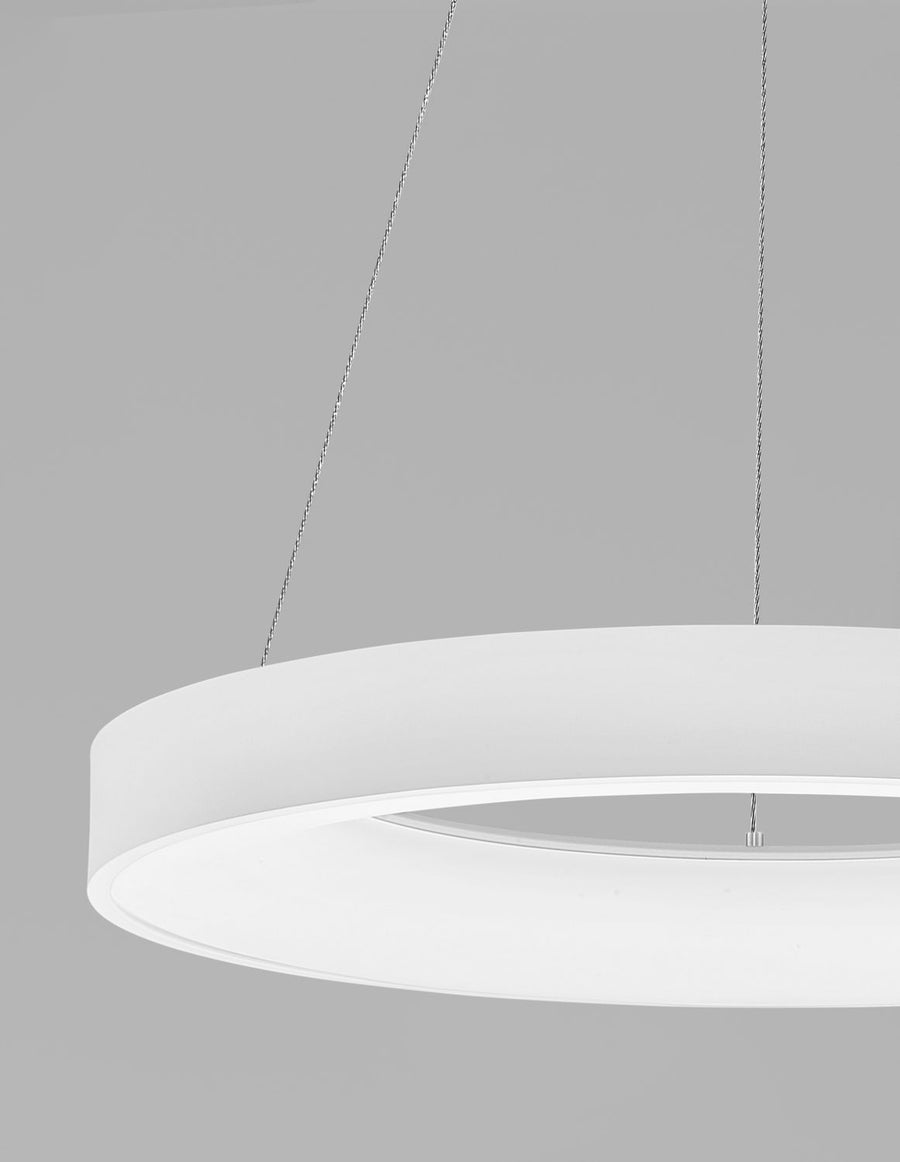 Détail du bandeau lumineux blanc et de la fixation des câbles sur l'anneau
