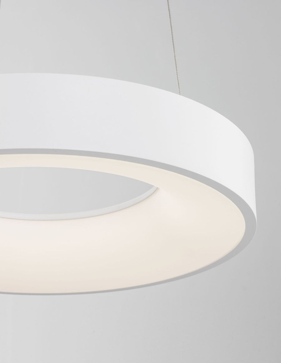 Gros plan sur l'abat-jour tambour blanc vu de dessous, lumière chaude diffusée