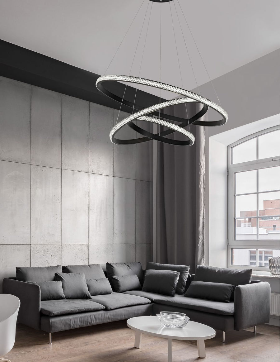 Suspension noire à trois anneaux lumineux installée dans un salon contemporain