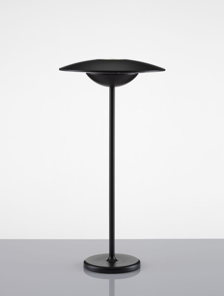 Autre angle frontal du lampadaire noir, abat-jour plat et fût central
