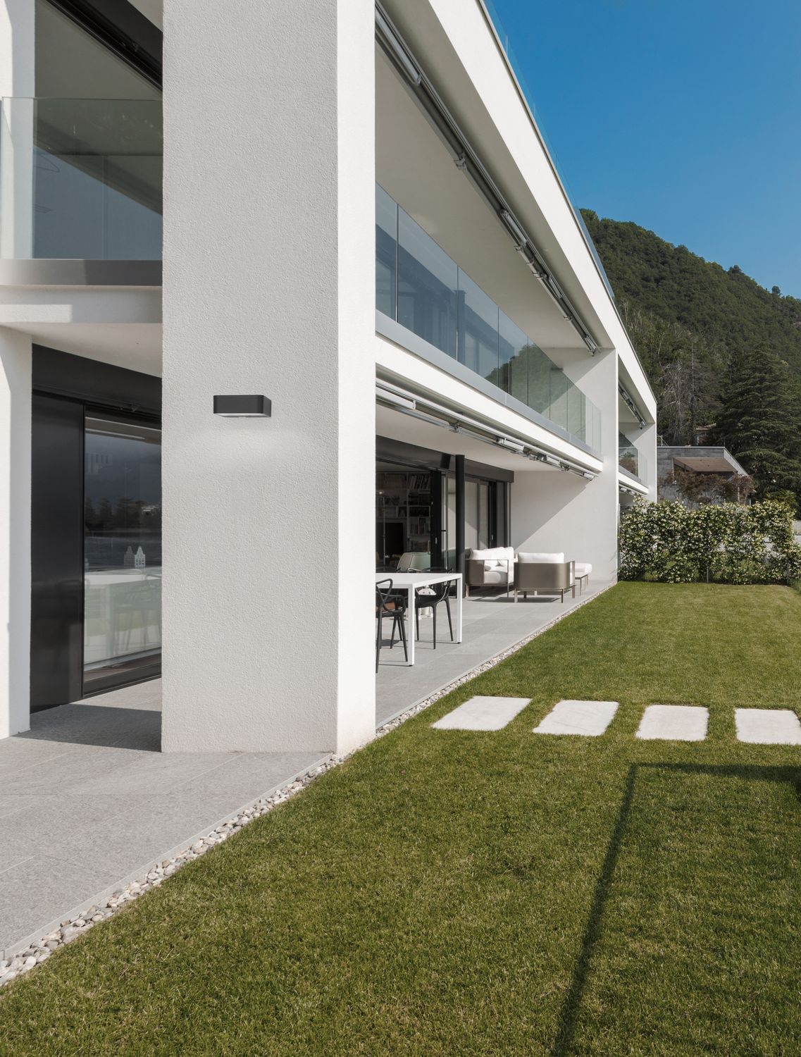 Applique murale anthracite fixée sur le mur blanc d'une villa moderne
