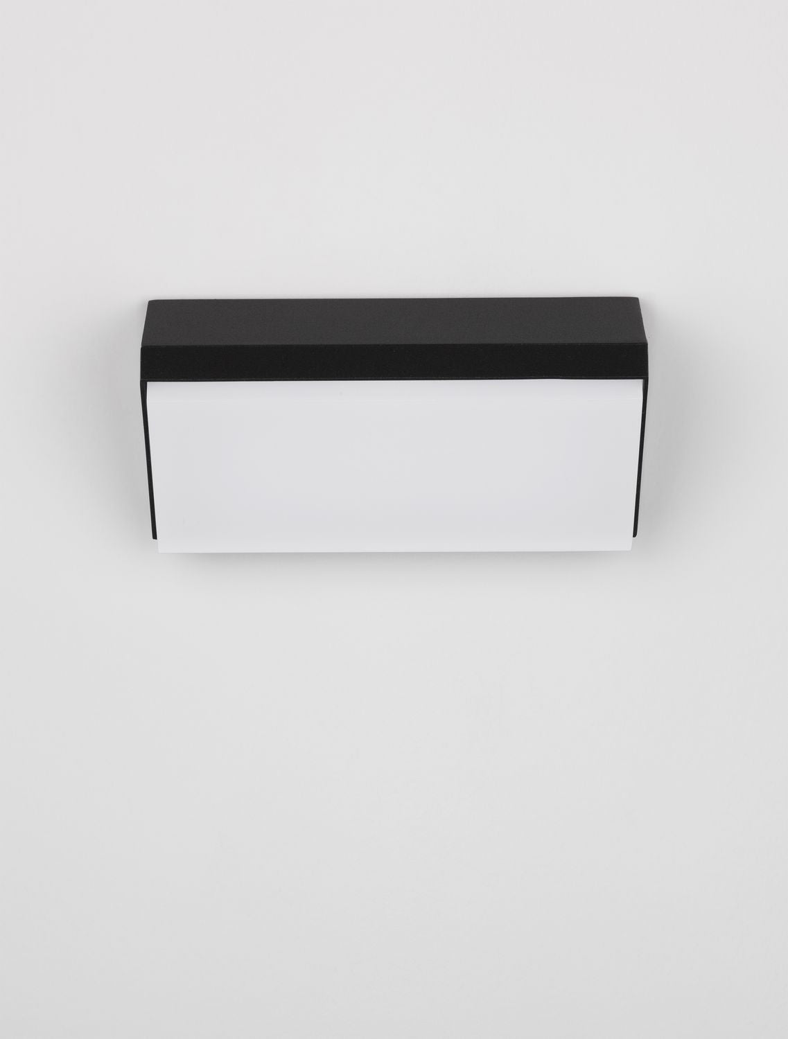 Vue de face sur fond gris clair, silhouette rectangulaire horizontale du luminaire