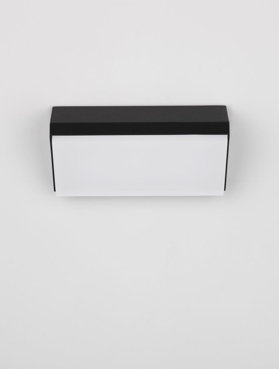 Vue de face sur fond gris clair, silhouette rectangulaire horizontale du luminaire