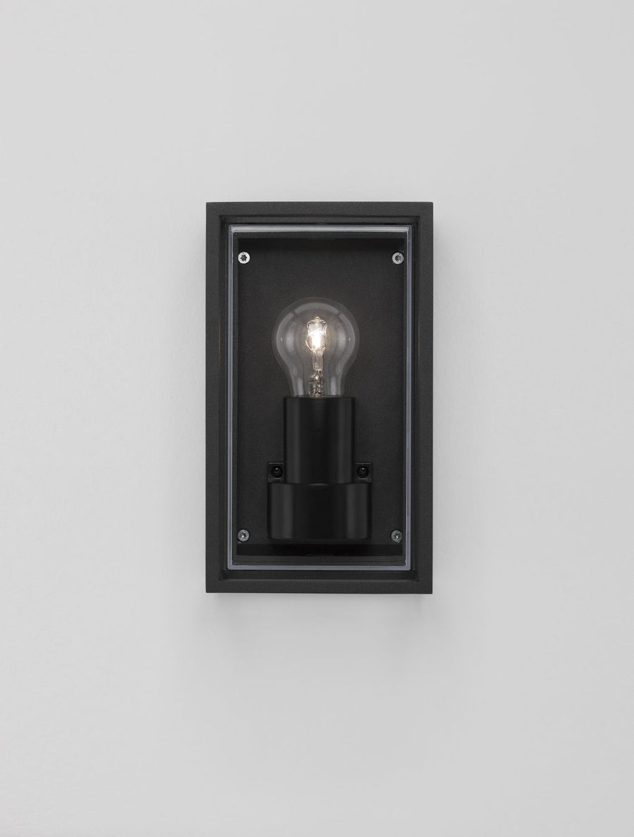 Même applique murale allumée, ampoule chaude éclairant l'intérieur du cadre noir.