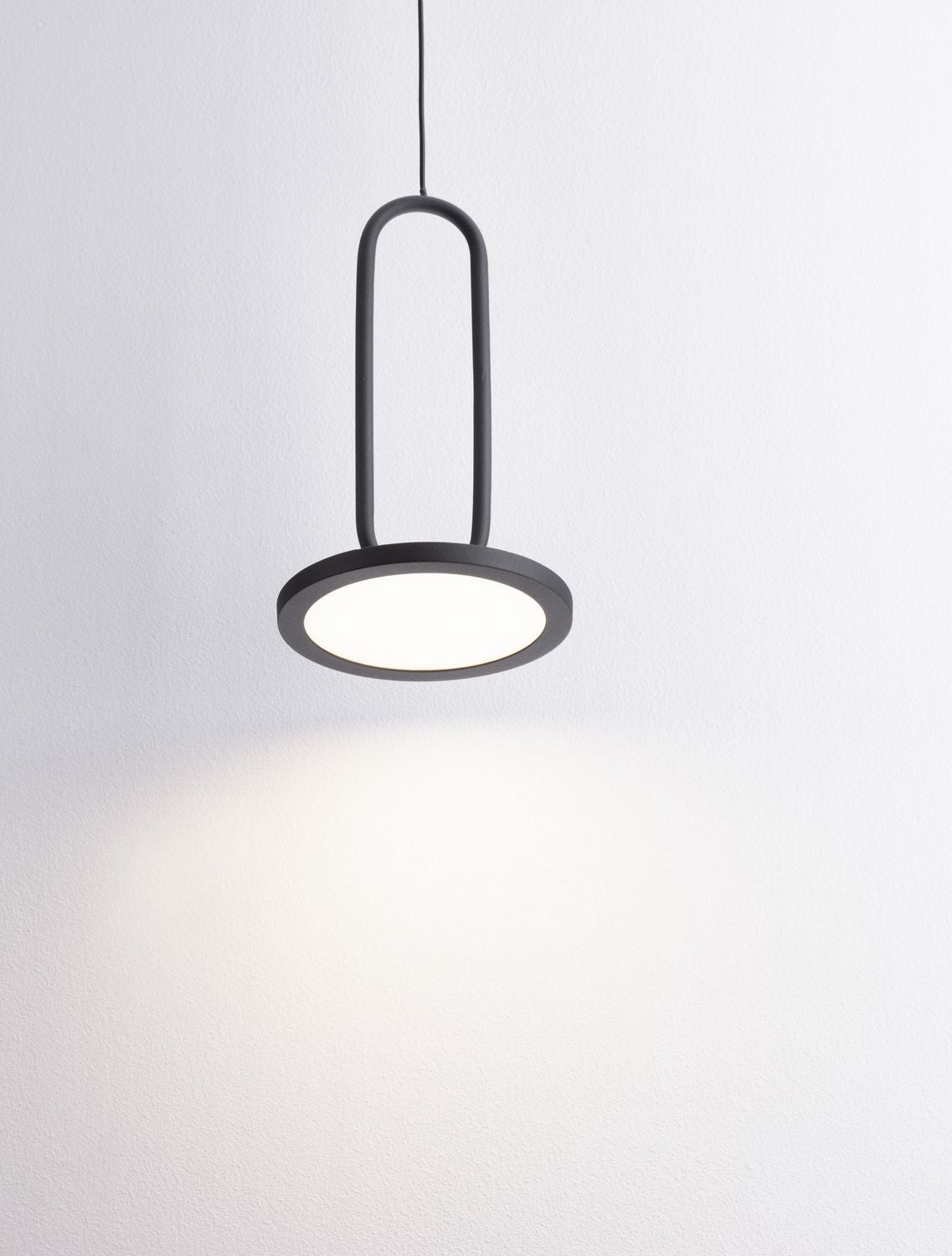 Gros plan du diffuseur LED allumé, halo lumineux sur mur blanc