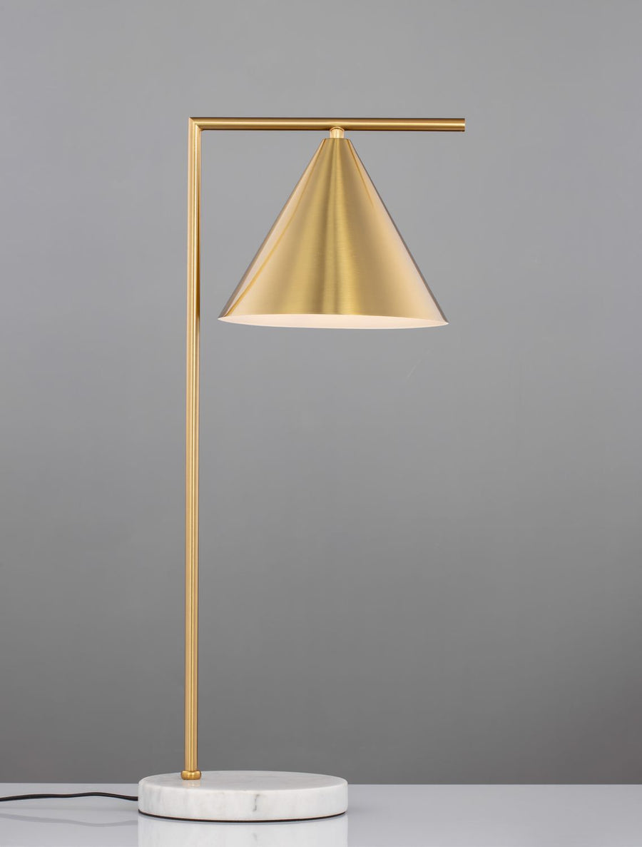 Lampe à poser dorée vue de face, abat-jour conique et base ronde en marbre blanc