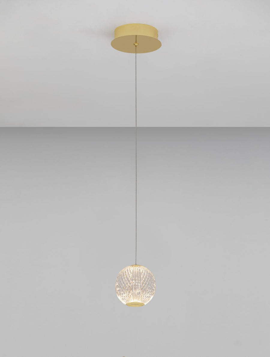 Vue d'ensemble de la suspension dorée sur fond gris clair, câble fin