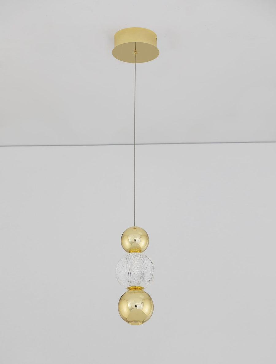 Détail du câble fin et de la rosace dorée fixée au plafond