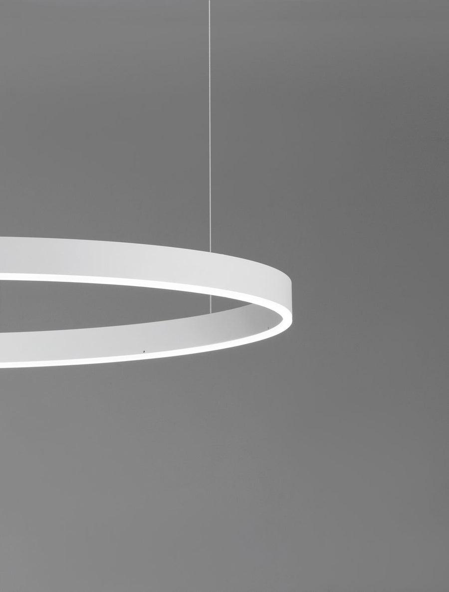Gros plan du bandeau lumineux annulaire blanc allumé sur fond gris