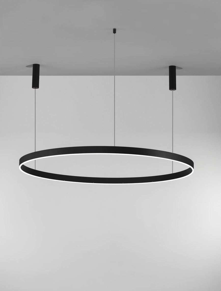 Suspension anneau noir allumé, vue de face sous un plafond blanc