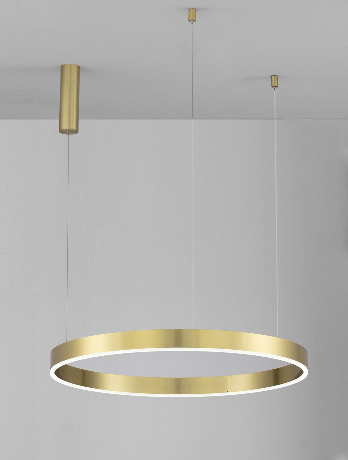 Vue de face du luminaire suspendu, anneau laiton allumé sous un plafond blanc