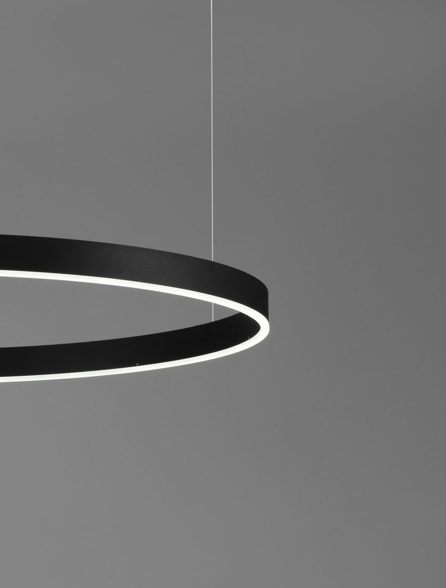 Détail rapproché du ruban lumineux LED blanc sous l'anneau noir