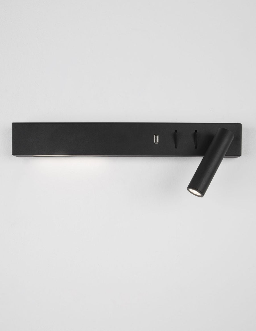 Bandeau allumé diffusant une lumière chaude vers le bas sur le mur