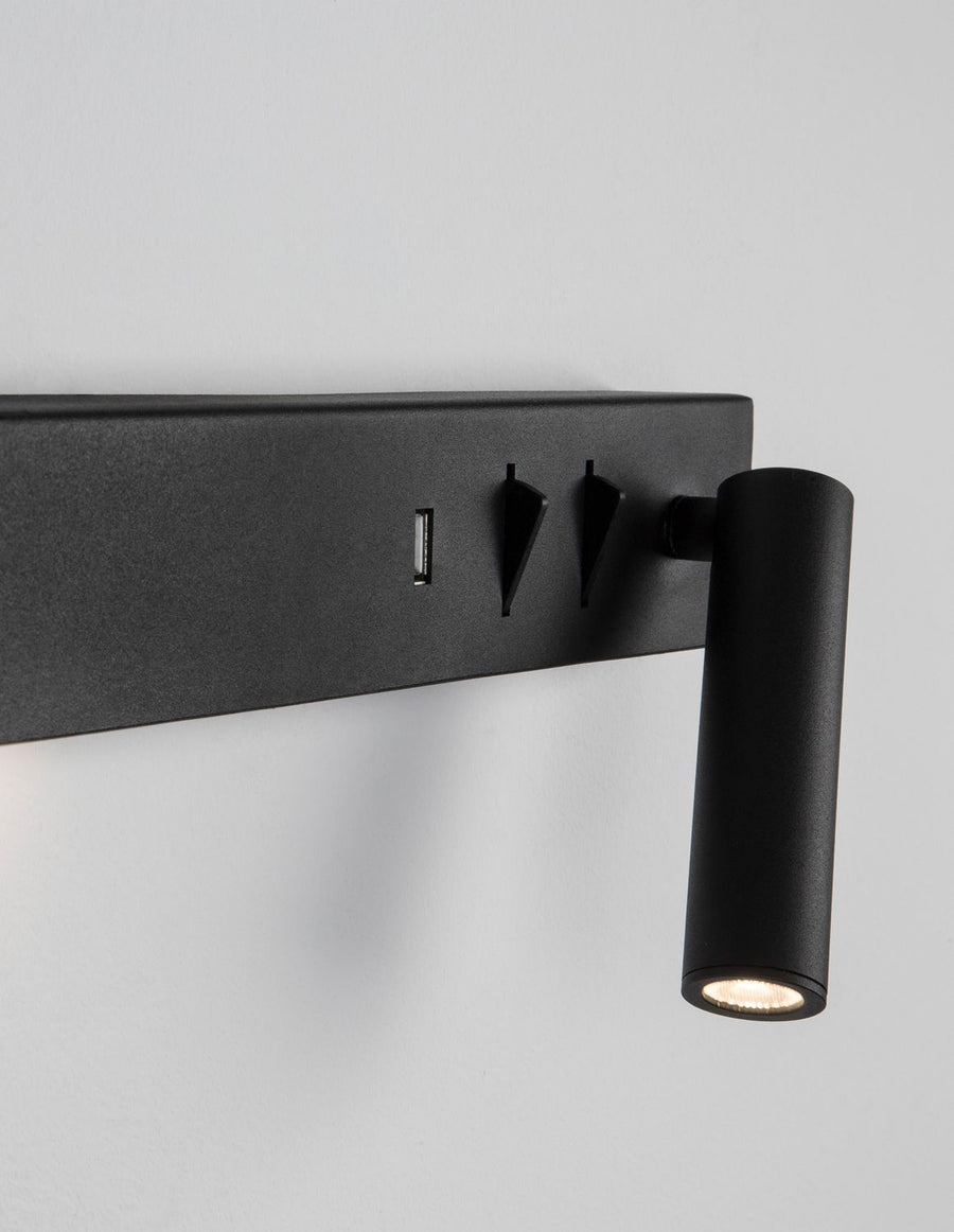 Détail rapproché de la prise USB, des interrupteurs et du projecteur cylindrique allumé