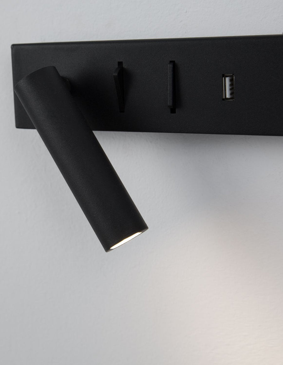 Détail du projecteur cylindrique allumé, interrupteurs et prise USB sur platine noire.