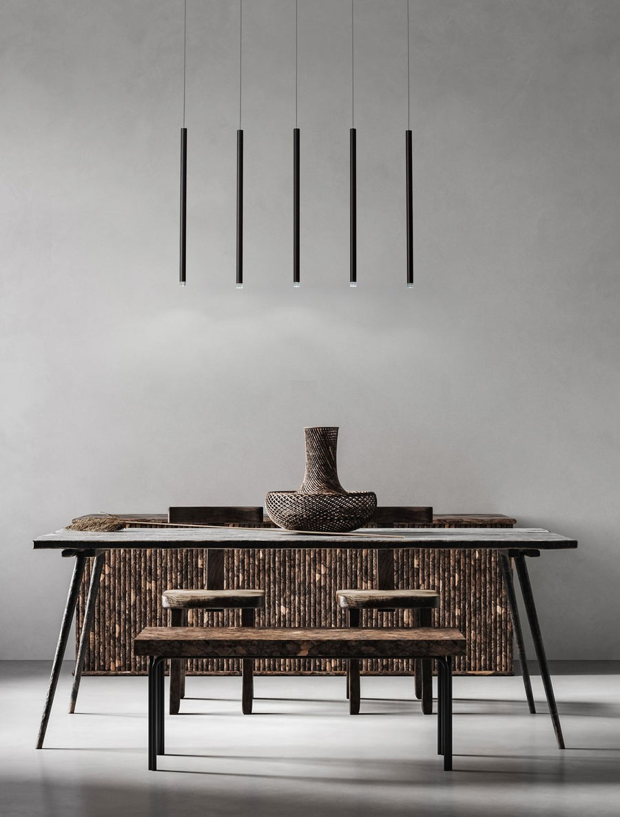 Vue en situation de la suspension noire au-dessus d'une table en bois brut