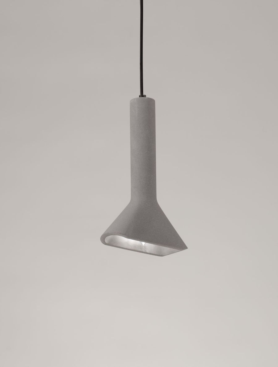 Vue de trois quarts du luminaire allumé, intérieur blanc reflétant la lumière