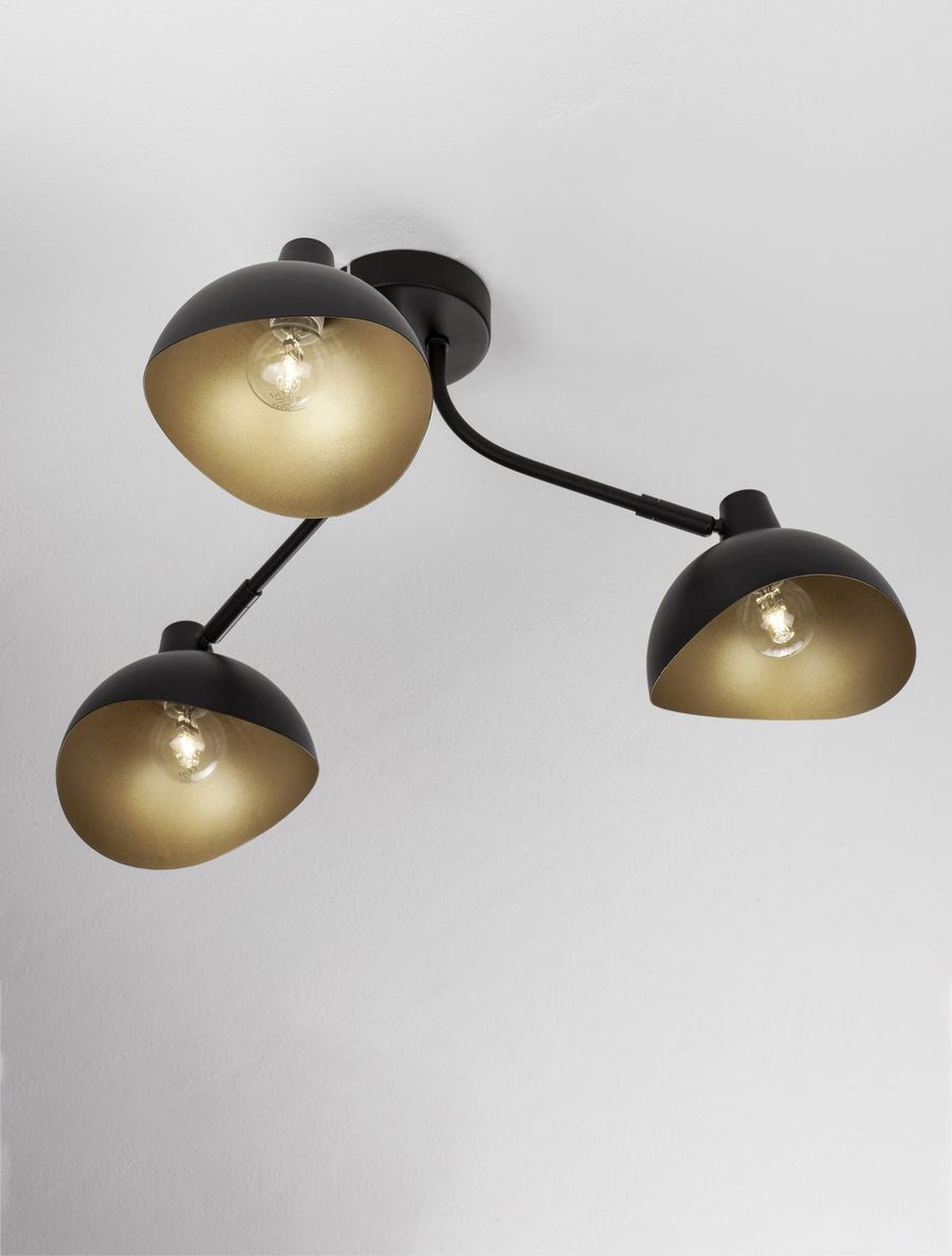 Vue en plongée des trois coupelles noires et ampoules allumées