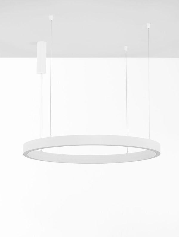 Vue d'ensemble du luminaire blanc suspendu, anneau et câbles visibles.