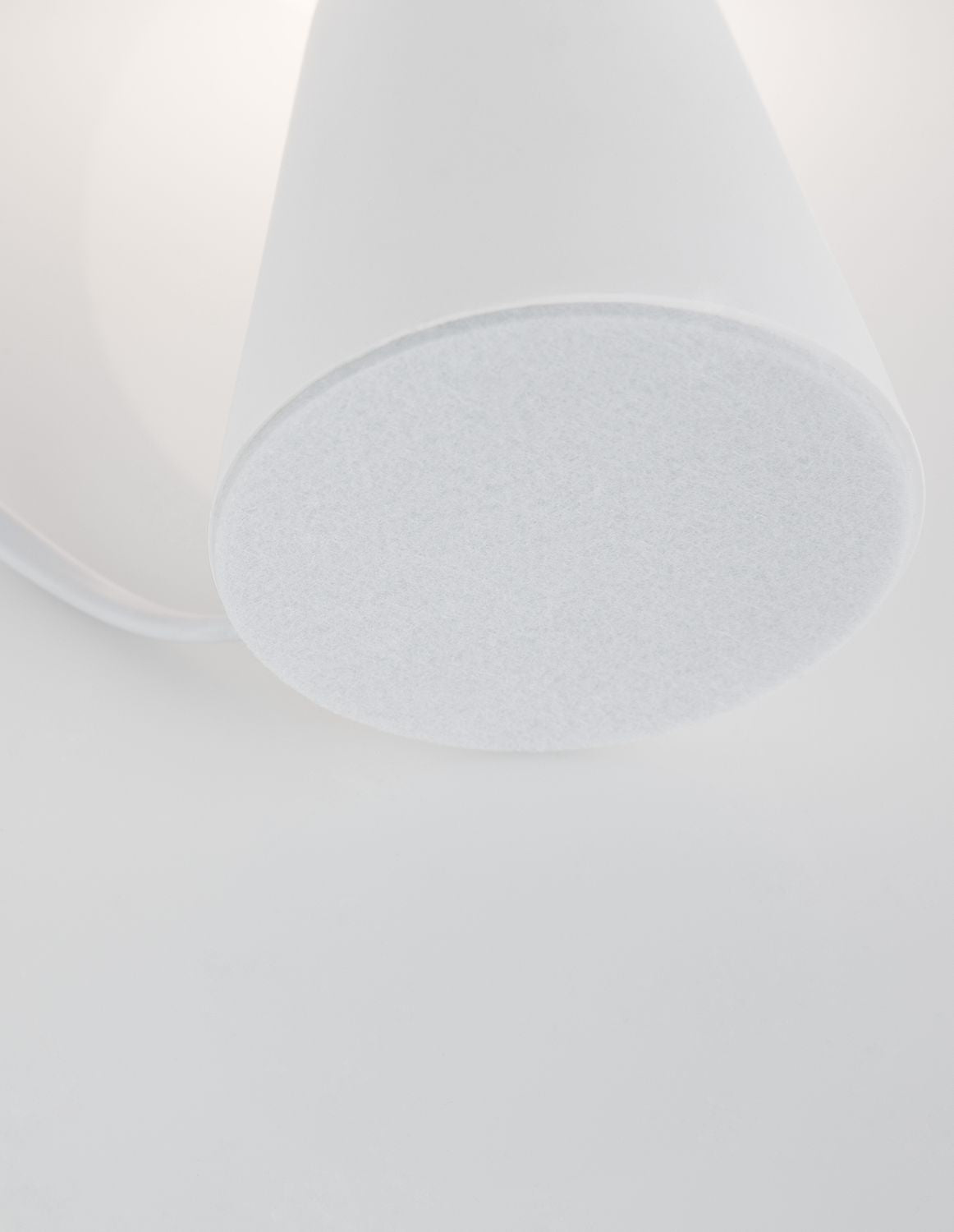 Vue rapprochée du dessous du socle et de sa surface blanche granuleuse