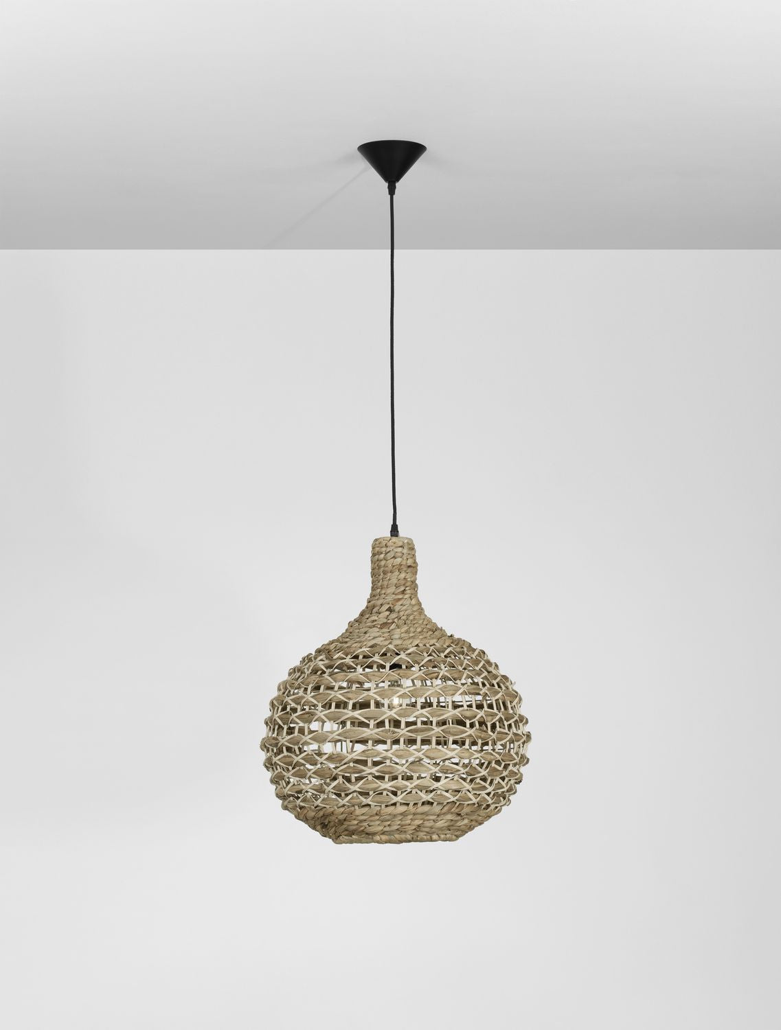Suspension en fibres tressées beige vue de face, câble noir fixé au plafond
