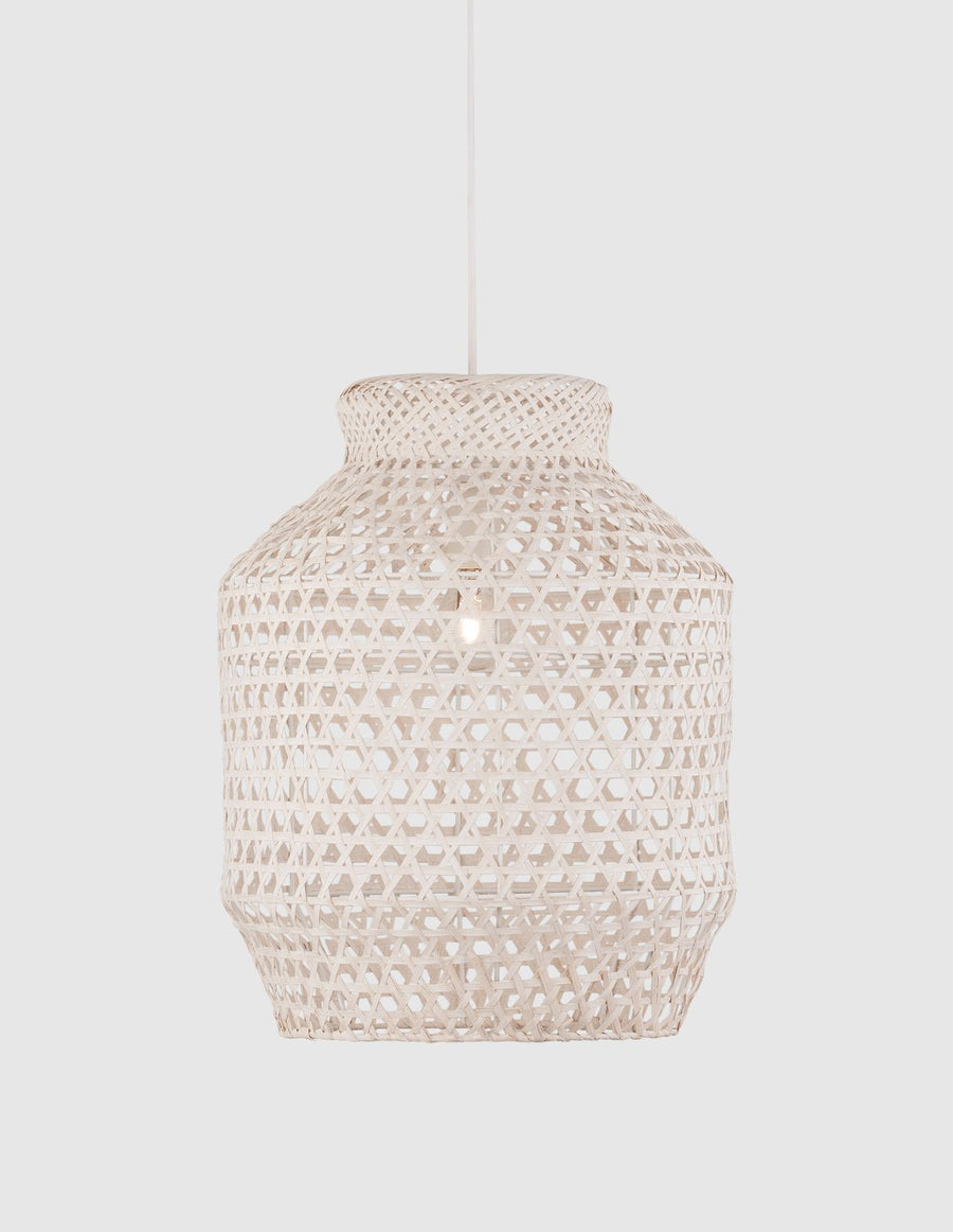 Vue de face du luminaire suspendu, abat-jour en rotin crème ajouré, fond neutre clair.