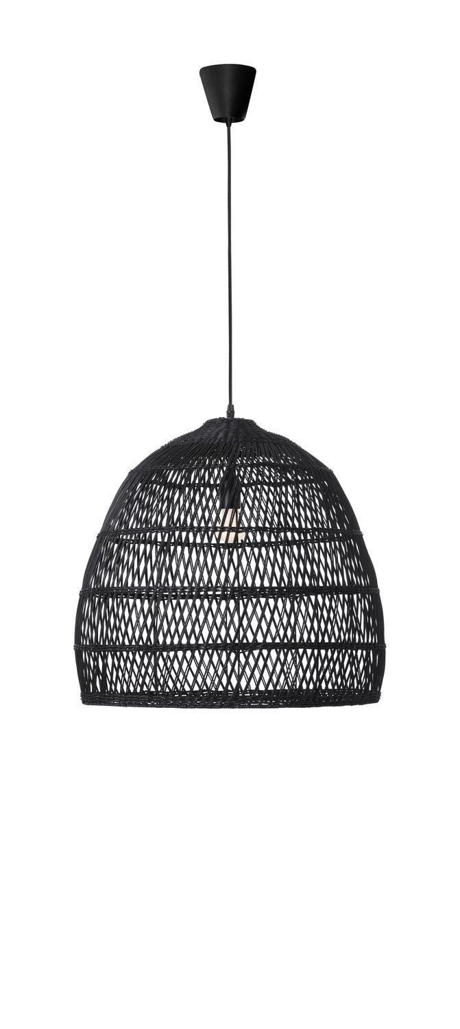 Vue de face de la suspension noire en rotin avec sa corde et sa rosace.