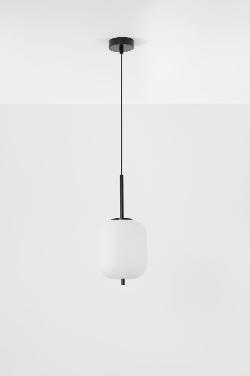 Vue de face sur fond blanc, rosace noire et diffuseur cylindrique en verre