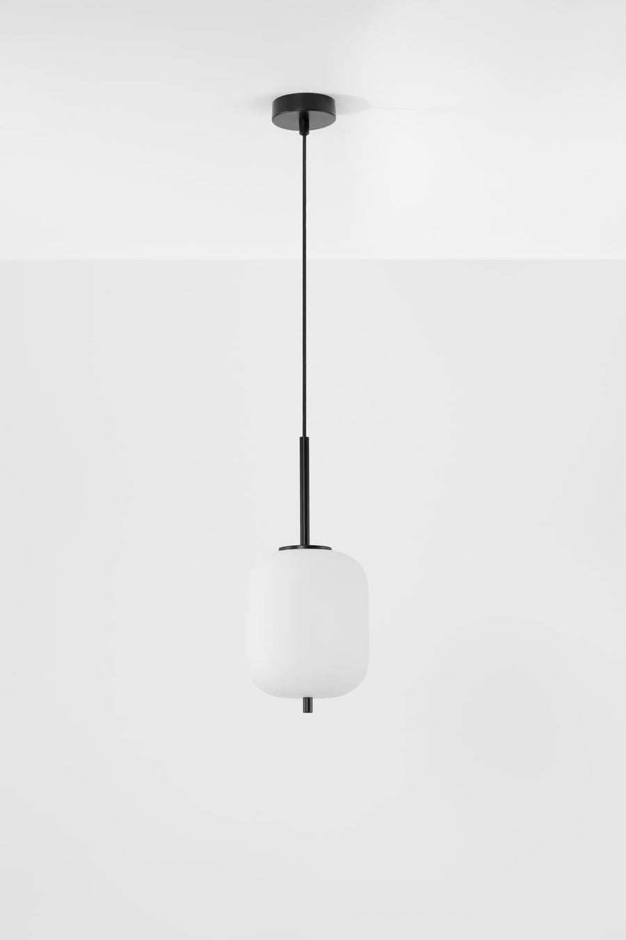 Vue de face sur fond blanc, rosace noire et diffuseur cylindrique en verre