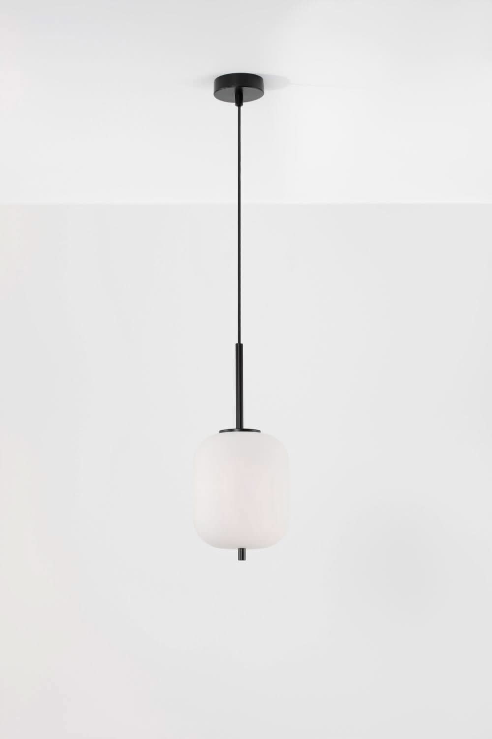 Vue en pied du luminaire suspendu, câble noir et long verre dépoli