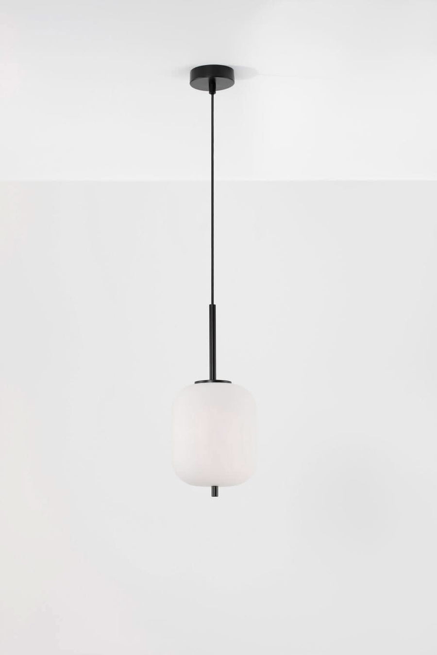 Vue en pied du luminaire suspendu, câble noir et long verre dépoli