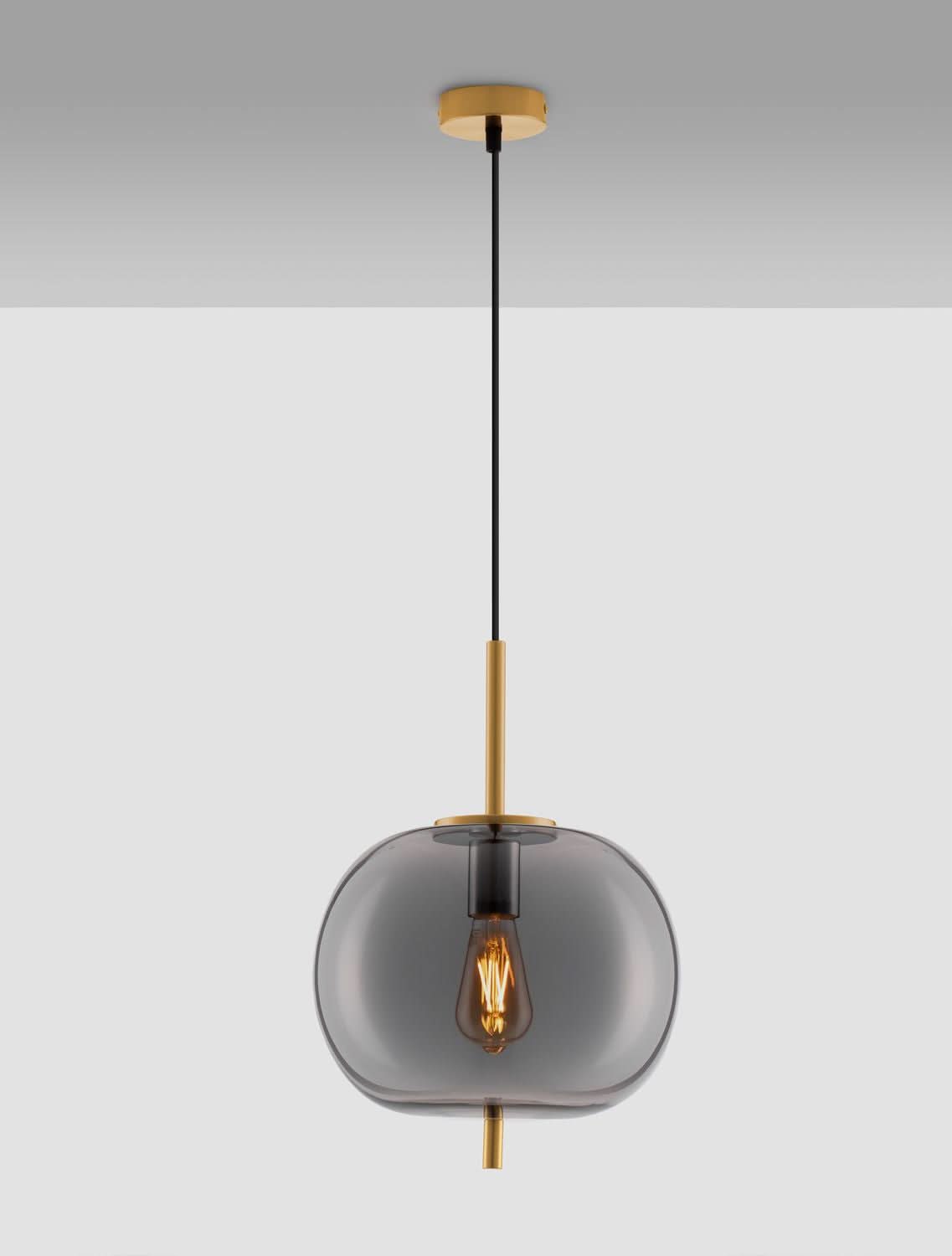 Détail de l'ampoule à filament allumée à l'intérieur du globe en verre fumé